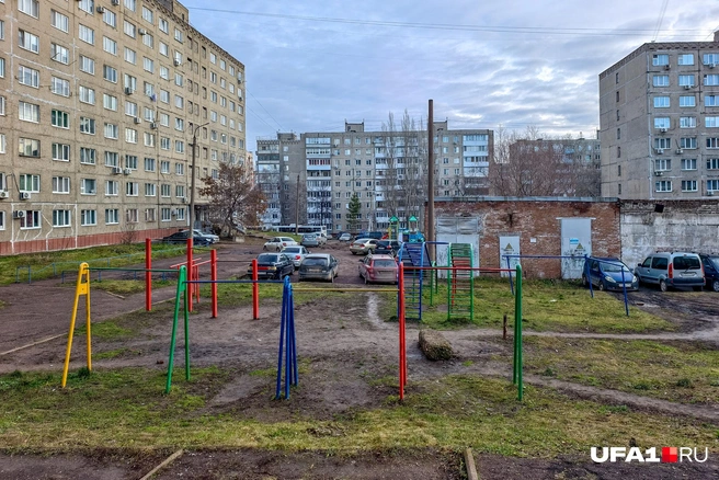 Серый район, говорите? Так вот же, перекладины цветные | Источник: Булат Салихов / UFA1.RU