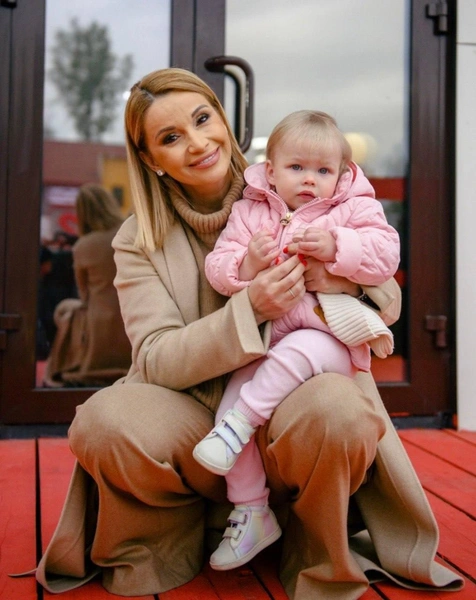 Ольга Орлова с дочкой Аней | Источник: соцсети
