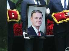 Обнимает могилу и обращается к любимому: юная жена Романа Старовойта Полина Корнеева на 9 день поминает его на кладбище