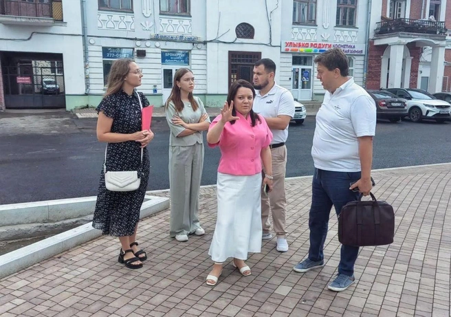 Екатерина Семенова (в центре, в розовой блузке) возглавила Минград СО после того, как оттуда ушёл Андрей Грачёв | Источник: Министерство градостроительной политики Самарской области