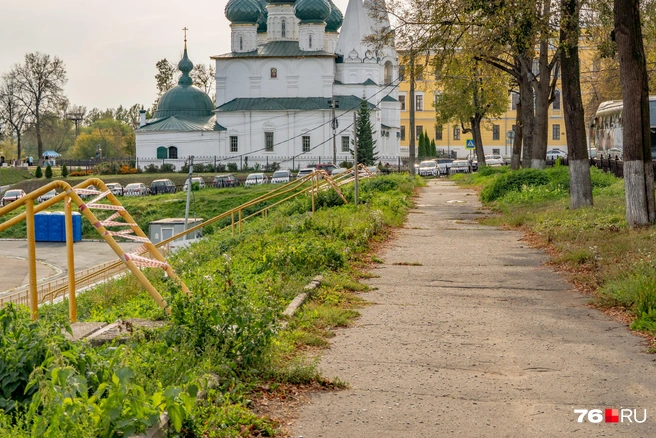 Верхняя дорожка выглядит не ухожено  | Источник: Кирилл Поверинов / 76.RU