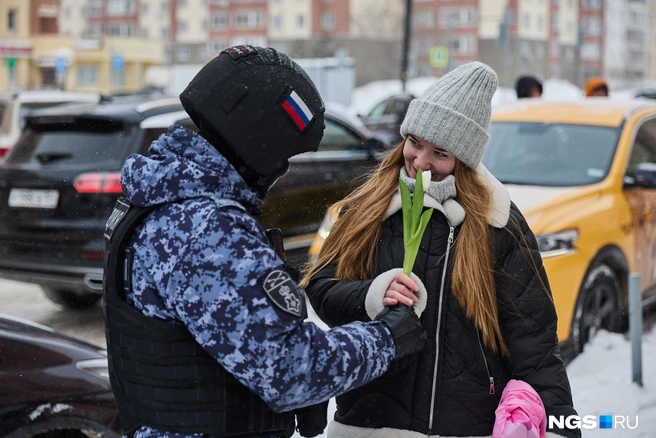 По словам помощника начальника отдела по военно-политической работе Новосибирского военного института Антона Шищенко, задача у бойцов простая: осчастливить как можно больше женщин накануне праздника | Источник: Александр Ощепков / NGS.RU