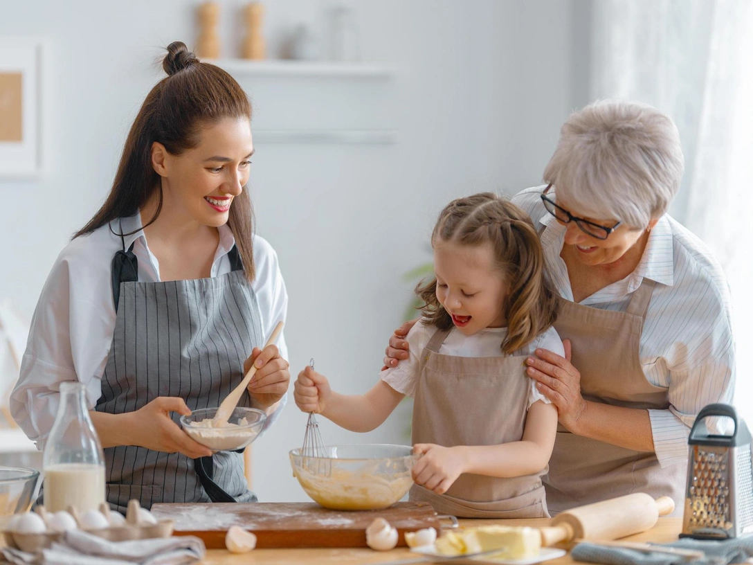 Портят психику внукам: 5 типов бабушек, опасных для детей | marieclaire.ru