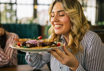 Последний раз, а потом на диету: работающие способы, как не переедать на фуршете