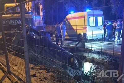 Южно-Сахалинск: водитель попал в канаву, проигнорировав ограждение