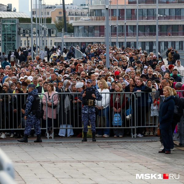 Чтобы контролировать порядок в толпе, через каждые пять-десять метров выстроились силовики | Источник: Артем Устюжанин / MSK1.RU 