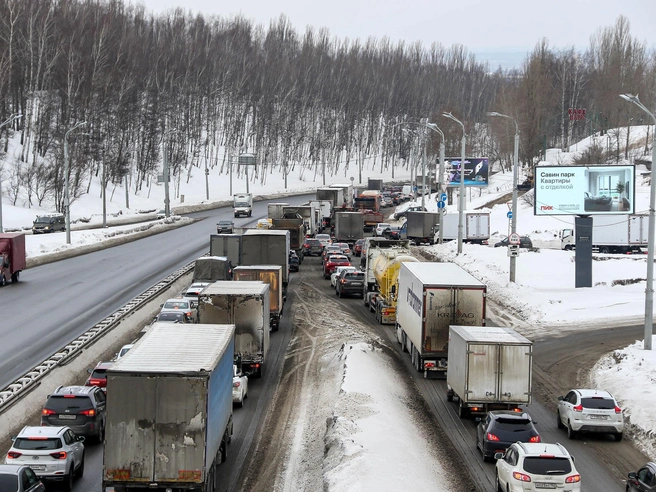 Пробки парализовали дороги на подъездах к Нижнему Новгороду и в городе | Источник: Наталья Бурухина / NN.RU