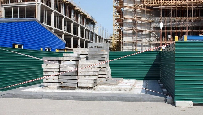 Май 2007 года, в Краснодаре убрали памятник Пушкину и строят новое здание крайсуда