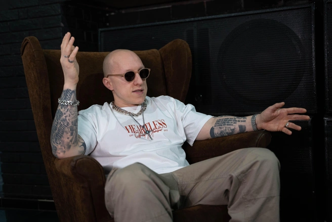 В новом альбоме «Заточки» 20 песен. Симонов не согласен, что стало больше серьезных песен | Источник: Илья Чикотин / 72.RU