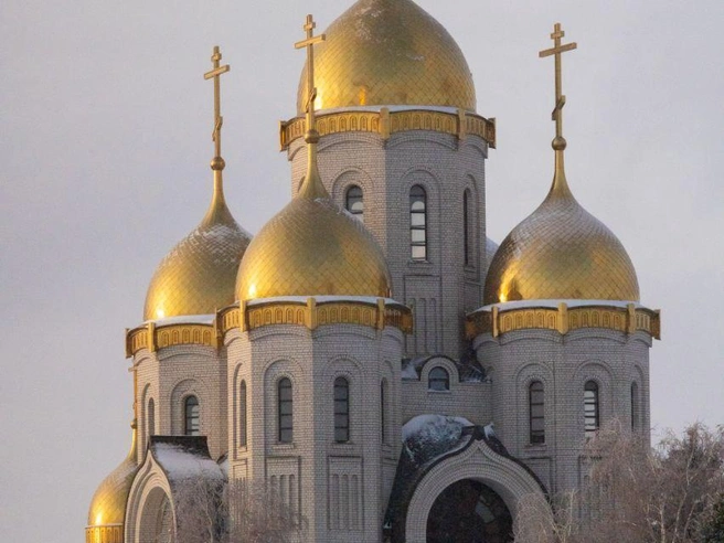 Купола храма будто светятся, заменяя собой солнце. | Источник: Дмитрий Axawys / T.me