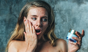 «Убьют» вашу кожу: 5 самых опасных компонентов в косметике — не берите средства с ними!
