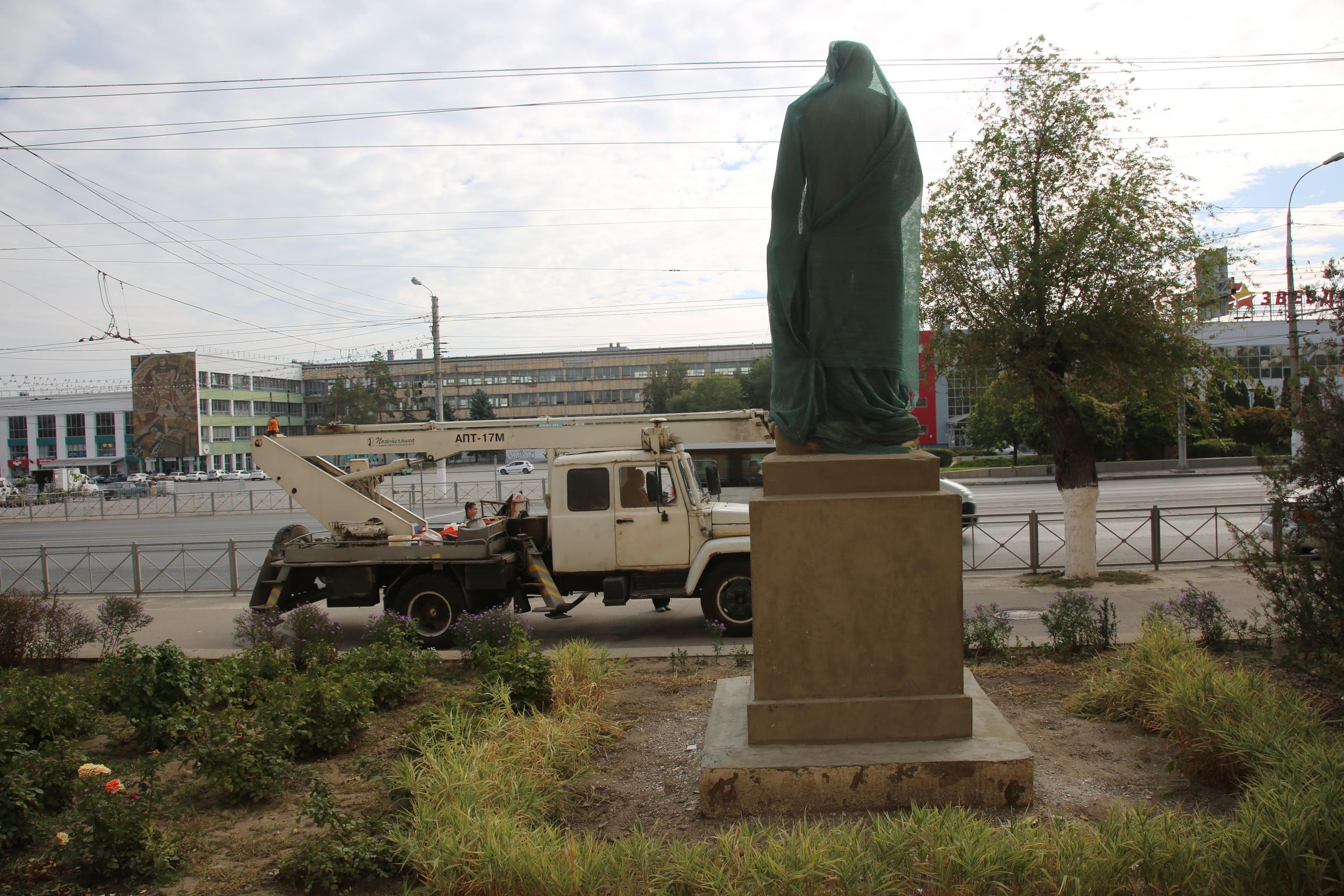 Спрятанного под зеленой сеткой разваливающийся памятник «всесоюзному старосте» на севере Волгограда…