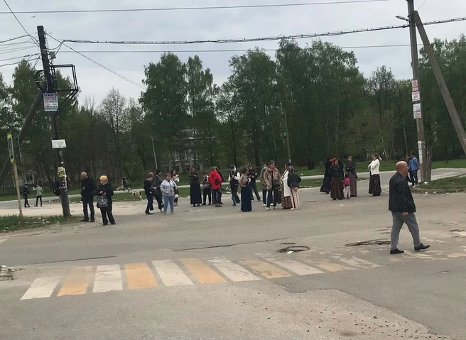 На остановке в Дягилеве собралось почти 30 человек в ожидании маршрутки | ya62.ru
