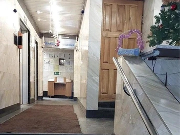 Такой вид встречает всех, кто заходит в здание | Источник: Игорь / «Яндекс Карты»