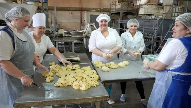 Батюшка благословил сотрудников и готовящуюся продукцию | Источник: администрация Оренбурга