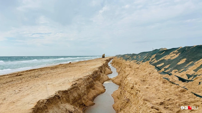 Рядом с песчаным валом вырыли ров | Источник: Никита Зырянов / 93.RU