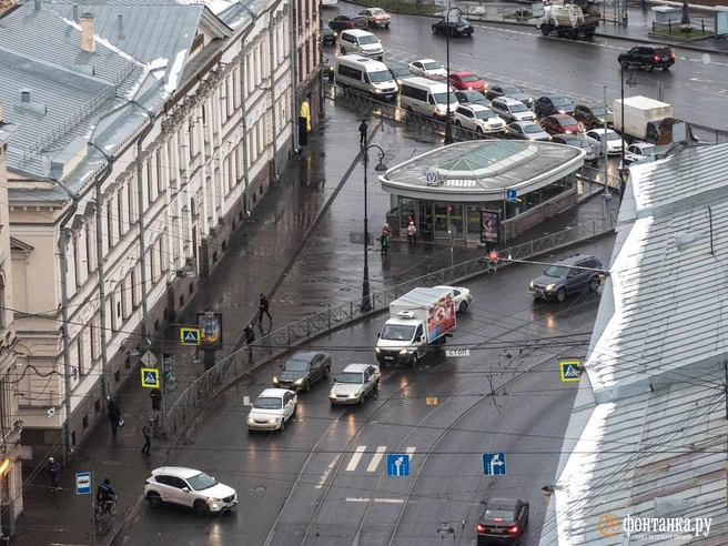 «Остановился, повертел головой — штраф». Почему остановка у метро действительно стала запрещена? | Источник: Михаил Огнев / «Фонтанка.ру»