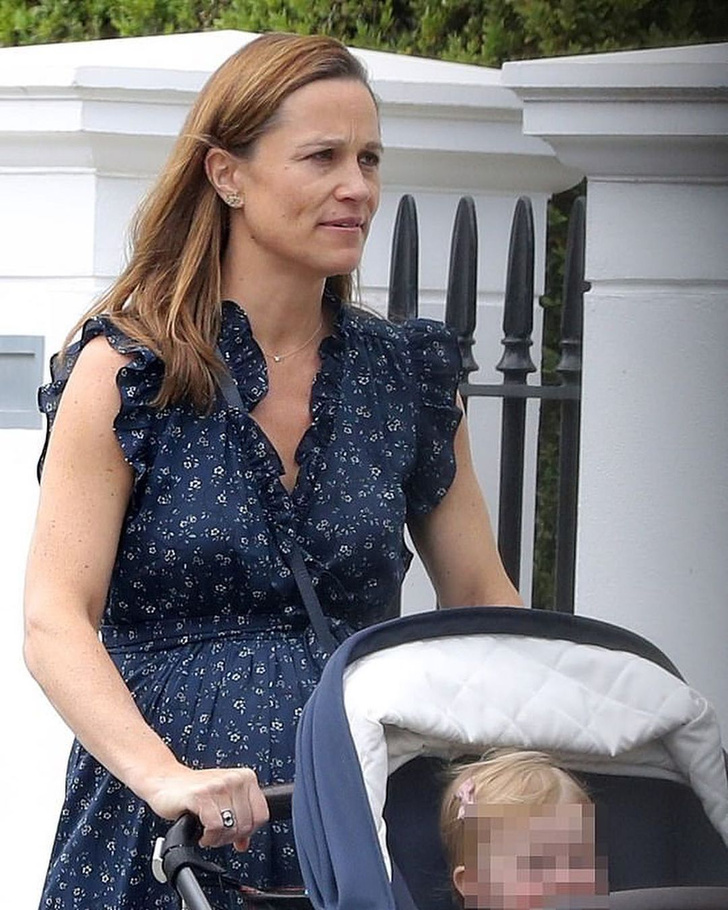 Редкое фото: беременная Пиппа Миддлтон в платье Kate Spade на прогулке с дочерью Грейс