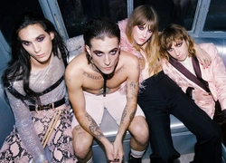 Самая модная группа нашего времени: разбираем яркий и безумный стиль Maneskin