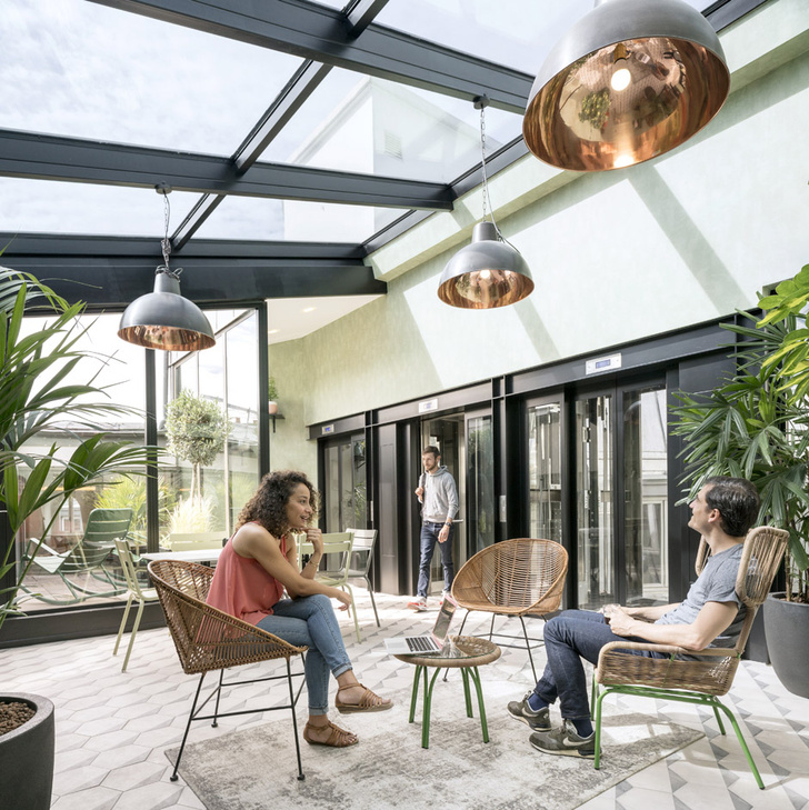 Новый офис Airbnb в парижской мансарде