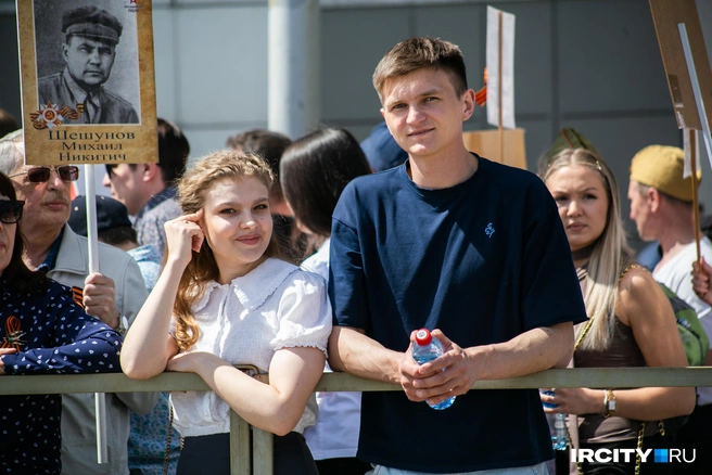Вот ведь повезло тем, кто успел занять лучшие места возле площади | Источник: Ксения Филимонова / «ИрСити»