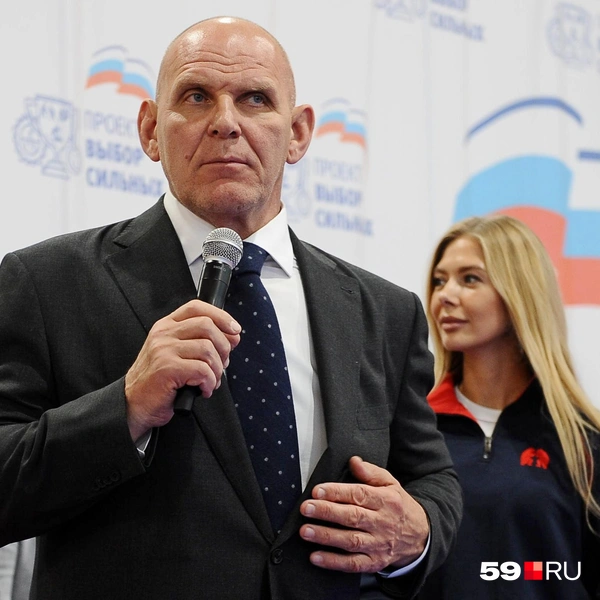 Александр Карелин показал, что выполнять такие упражнения можно даже в солидному костюме | Источник: Ирина Тропина / 59.RU
