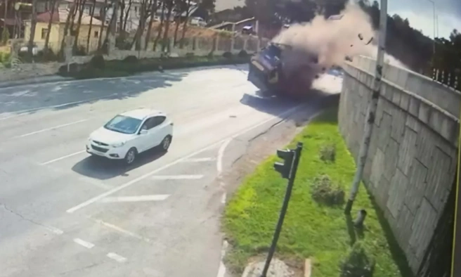 Самосвал снес металлические ограждения моста и рухнул | Источник: Caliber.Az