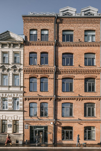 Жемчужно-серый офис в историческом здании Петербурга