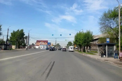 Мужчина и ребенок выпали из автобуса на Титова