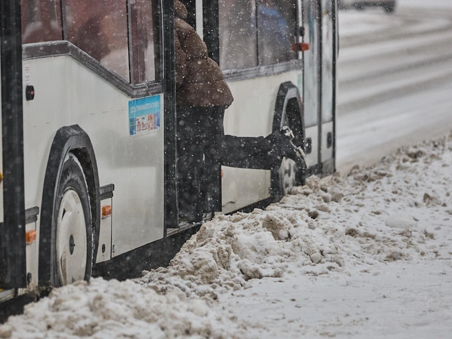 Пешеходам приходится преодолевать сугробы | Источник: Александр Ощепков / NGS.RU
