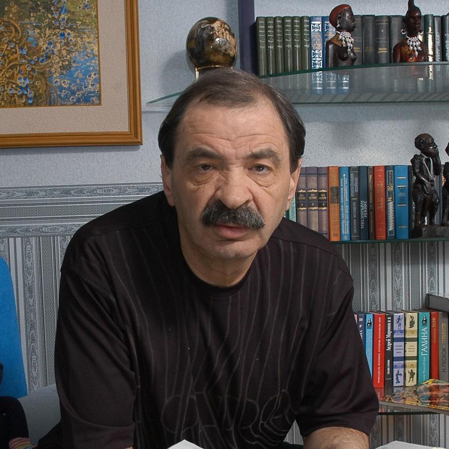 Голос как у отца, обаяние от дедушки: внук Ильи Олейникова и сын Дениса Клявера покоряет кино — и девушки уже поплыли