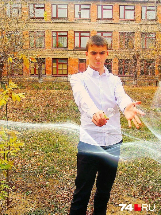 Лампочка лопается в руках 14-летнего фокусника, само собой, благодаря силе мысли  | Источник: предоставлено героем материала