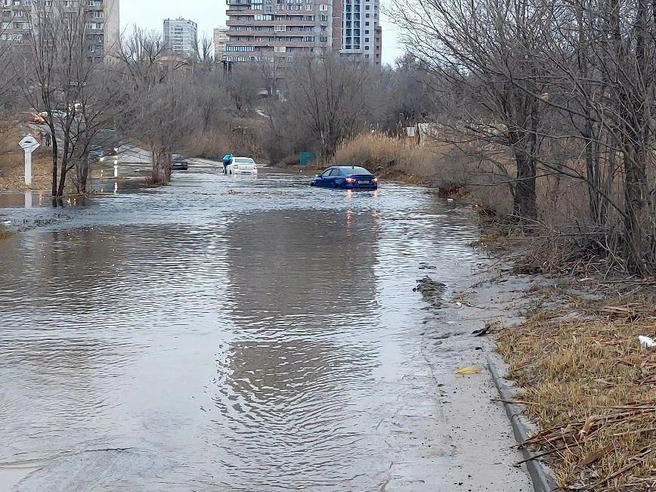 Размер ущерба для автомобилей, оказавшихся под водой, ещё предстоит определить. | Источник: читатели V1.RU