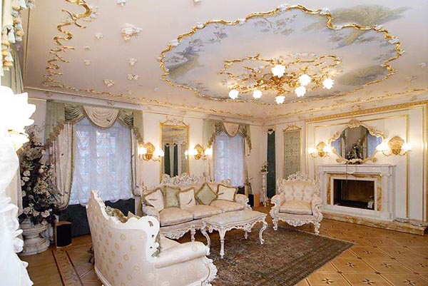 Квартира в Питере похожа на дворец:  хрустальные люстры, золоченые бра  в виде лебедей, шикарная мебель