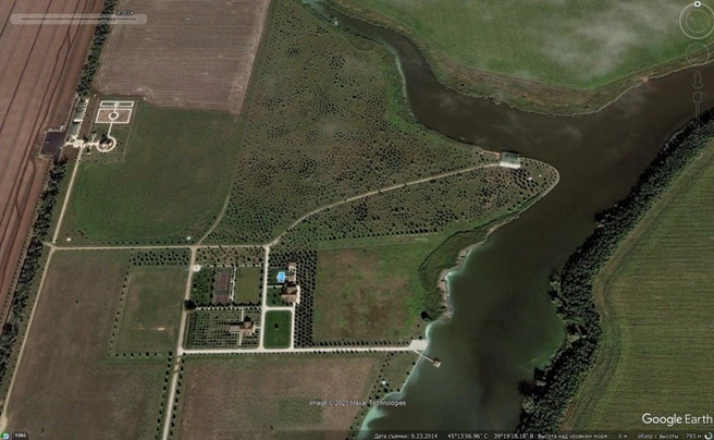 На правом берегу в 2014 году по-прежнему оставались поля | Источник: GoogleEarth.com