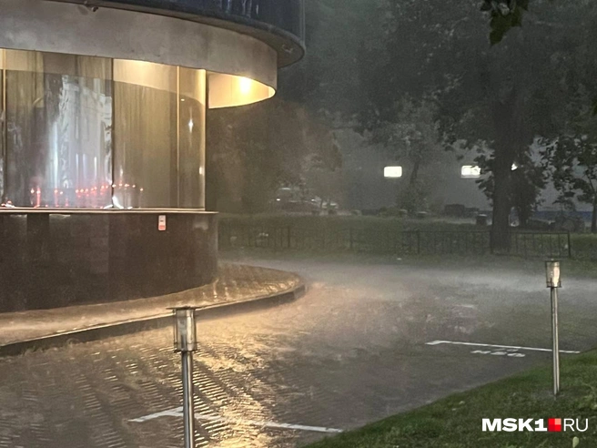 В центре Москвы начался ливень | Источник: Виктория Чулюкина / MSK1.RU