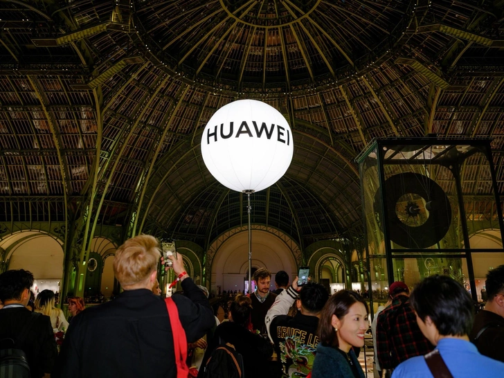 Выставка Huawei «Мир, я и ты» в рамках ярмарки Paris Photo в Большом дворце в Париже