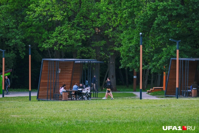 Горожане могут посидеть под навесами | Источник: Булат Салихов / UFA1.RU