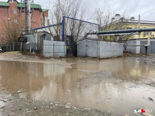 Такие лужи во дворах на Аммосова. Между прочим, центр города | Источник: Надежда Ефимова / 14.RU