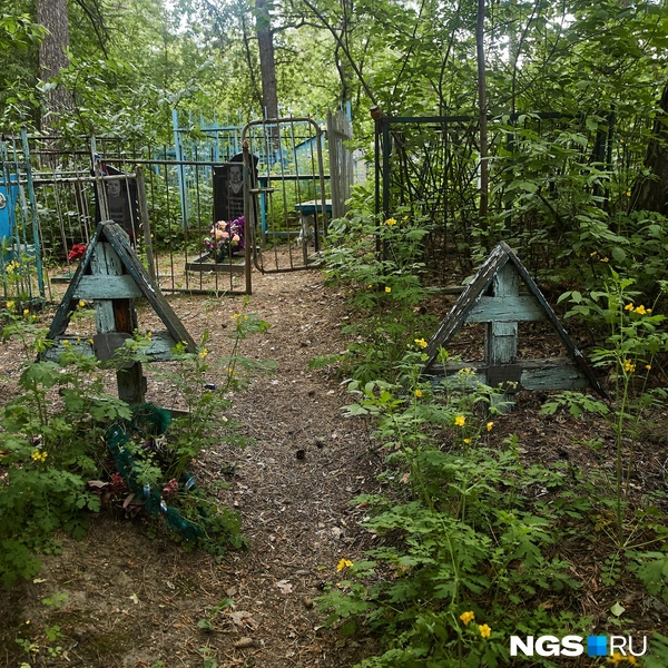 Это семейное захоронение очень необычное: вроде в одном стиле, но один крест восьмиконечный, а у второго — только шесть концов | Источник: Александр Ощепков / NGS.ru