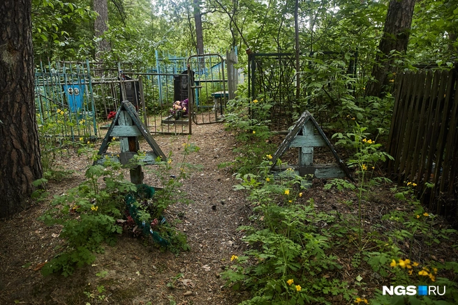 В этих скромных, и кажется, окончательно заброшенных могилах лежат мать и сын, умершие в середине 20 века | Источник: Александр Ощепков / NGS.ru