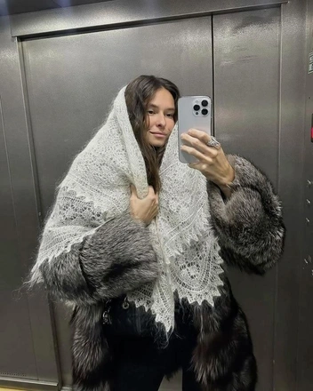 Пушистые шали&nbsp;— ваш выход! Носим с пальто и шубами | Источник: ru.pinterest.com