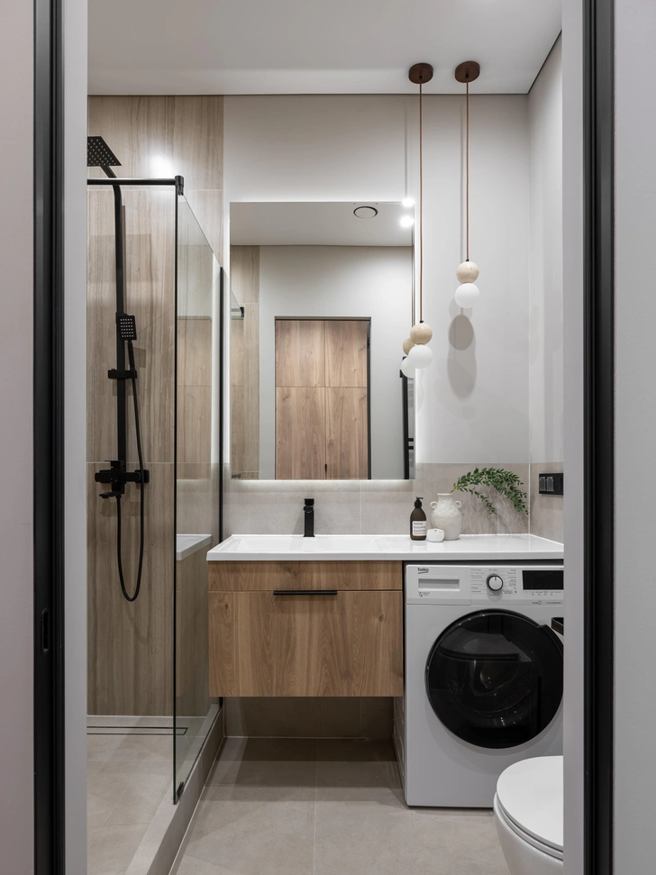 Полу и стенах — керамогранит VitrA. Тумба под раковину выполнена на заказ. Душевая перегородка, Lakkri. Душевой трап, Zeissler. | Источник: Роман Алексеев
