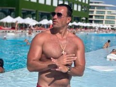 «Неотразимый! Бог!»: Михаил Терехин взбудоражил поклонниц своим прекрасным телом и танцами у бассейна