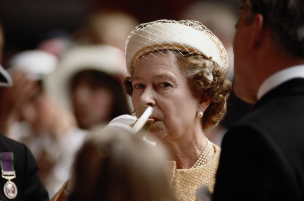 Фото №1 - Неожиданно: королева Елизавета II запустила свой пивной бренд