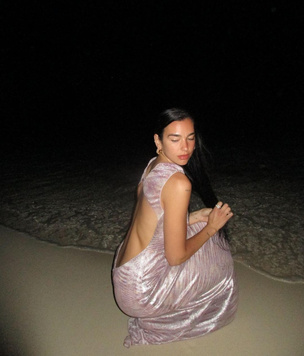 Дуа Липа в мерцающем платье с голой спиной