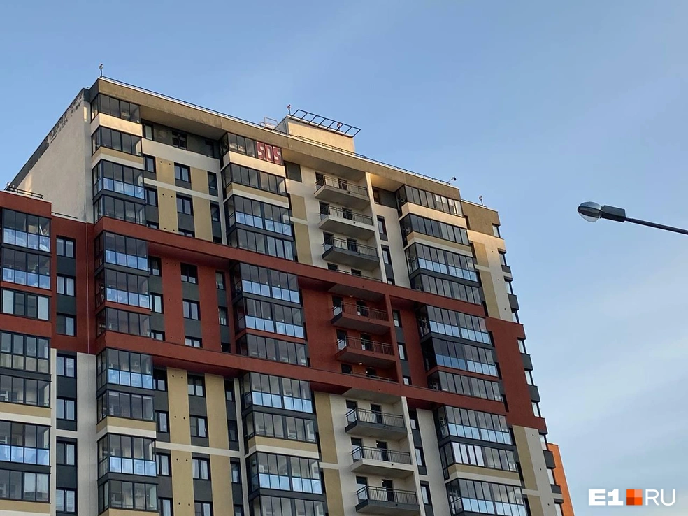 Нашей редакции автор надписи сказала, что разместила ее не просто так | Источник: читатель E1.RU