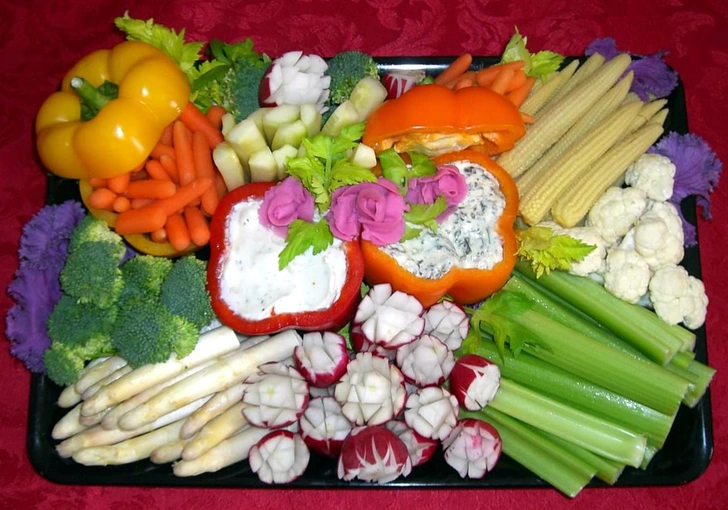 Овощная тарелка, крудите (crudité) | Источник: Wikimedia Commons / Gandydancer (CC BY-SA 3.0)