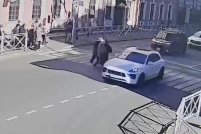 Porsche в Казани проехал на красный и напугал детей