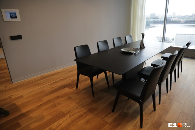 То, какое место вы занимаете за столом во время встречи, многое о вас говорит | Источник: Елена Елисеева / E1.RU